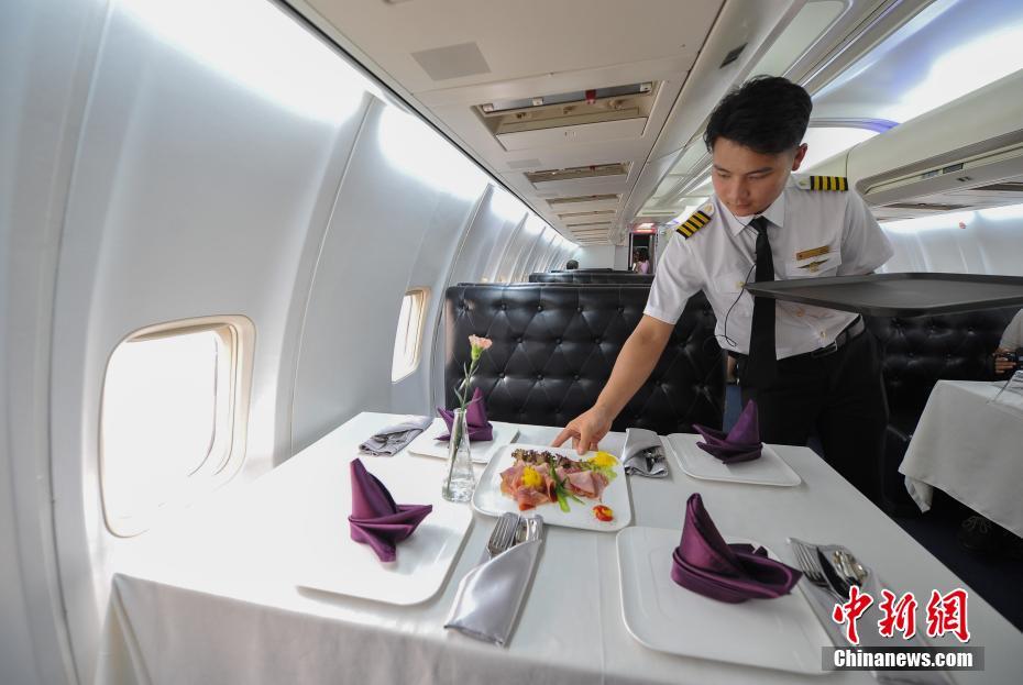 武汉飞机餐厅开业 服务员按空乘标准选拔(图)